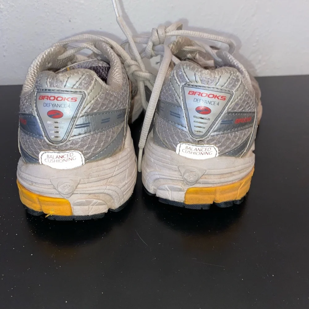 Brooks Defyance 4 Women’s 9.5 Running Shoes Tennis Walking Sneakers Yellow Gray
